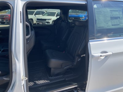 2025 Chrysler Voyager LX