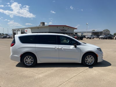 2025 Chrysler Voyager LX